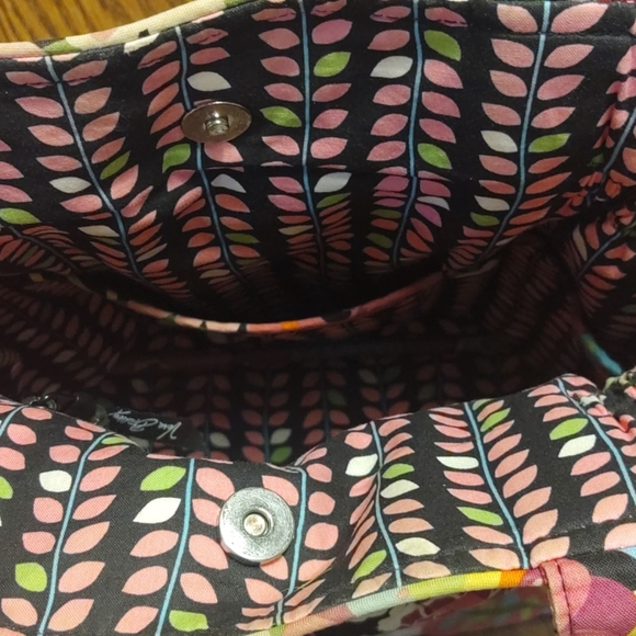 Vera Bradley colorful & fun shoulder bag. - Picture 6 of 6
